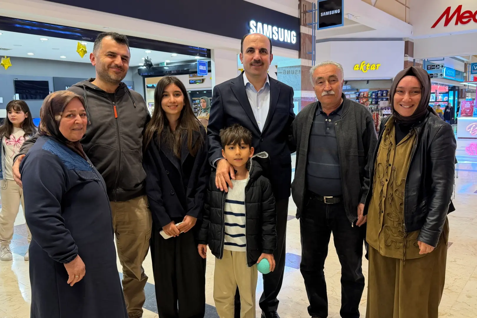 Başkan Altay AVM’de Esnaf ve Vatandaşlarla Buluştu