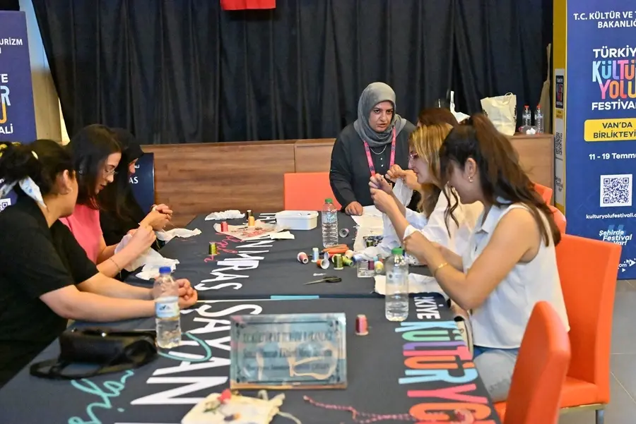 Van Kültür Yolu Festivali’nde Kültür ve Sanat Şöleni Sürüyor