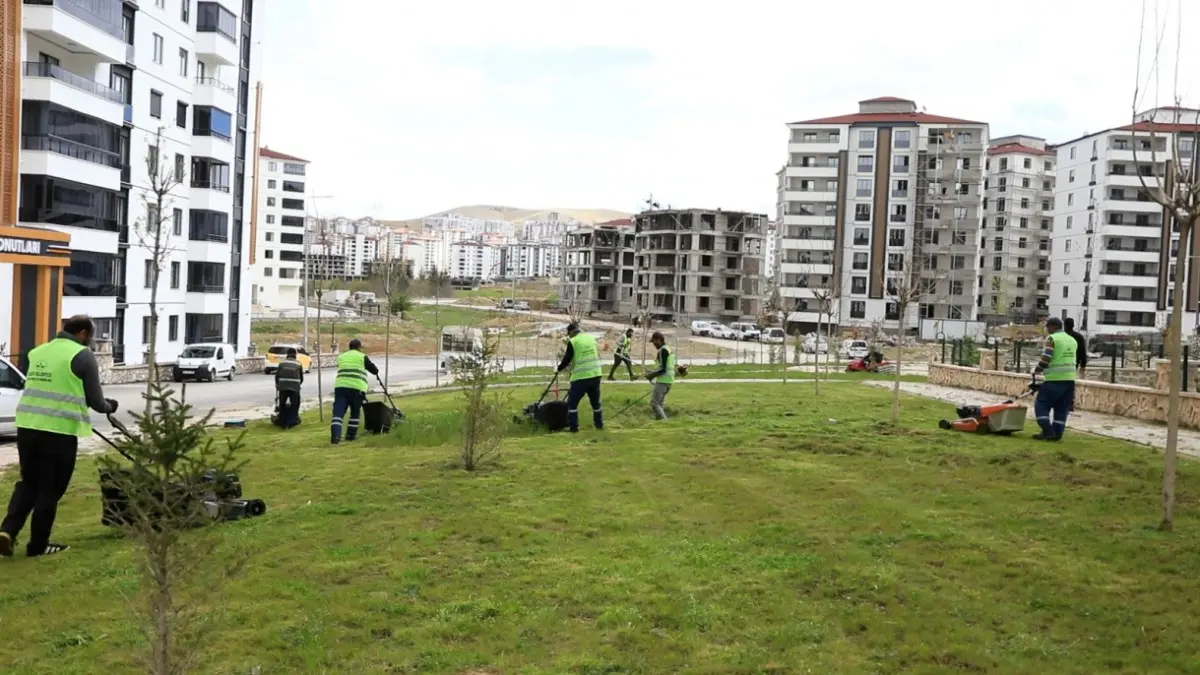 Elazığ Belediyesi, kent genelinde dikim ve bakım çalışmalarını sürdürüyor