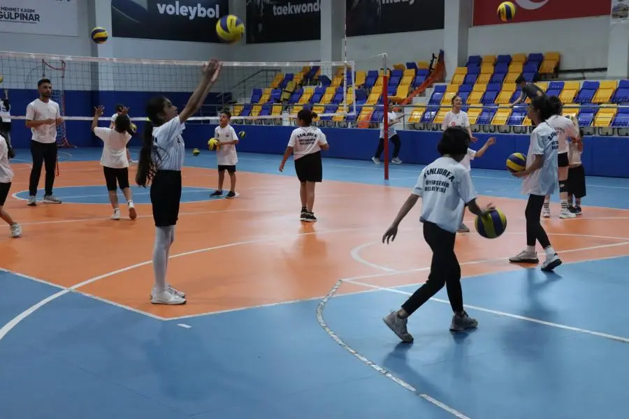 Şanlıurfa’da Yaz Kurslarına Büyük İlgi: Kız Çocukları Voleybolda Buluşuyor