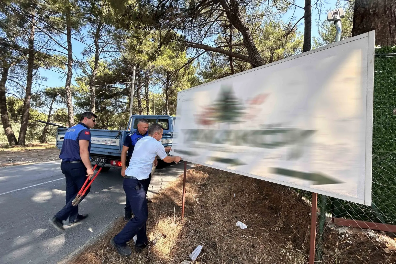 Bornova’da Usulsüz Tabelalara Geçit Yok
