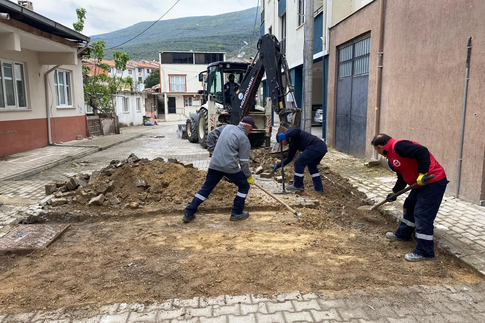 Gemlik’te Acil Müdahale Ekibi Mahallelerde Hızla Çalışıyor