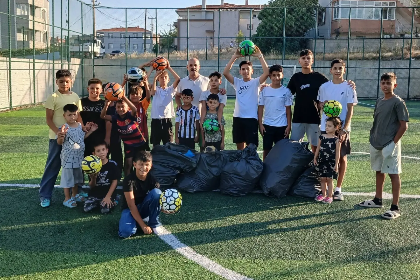 Keşan’da Gençlerden Örnek Davranış: Mahallelerini Temizlediler