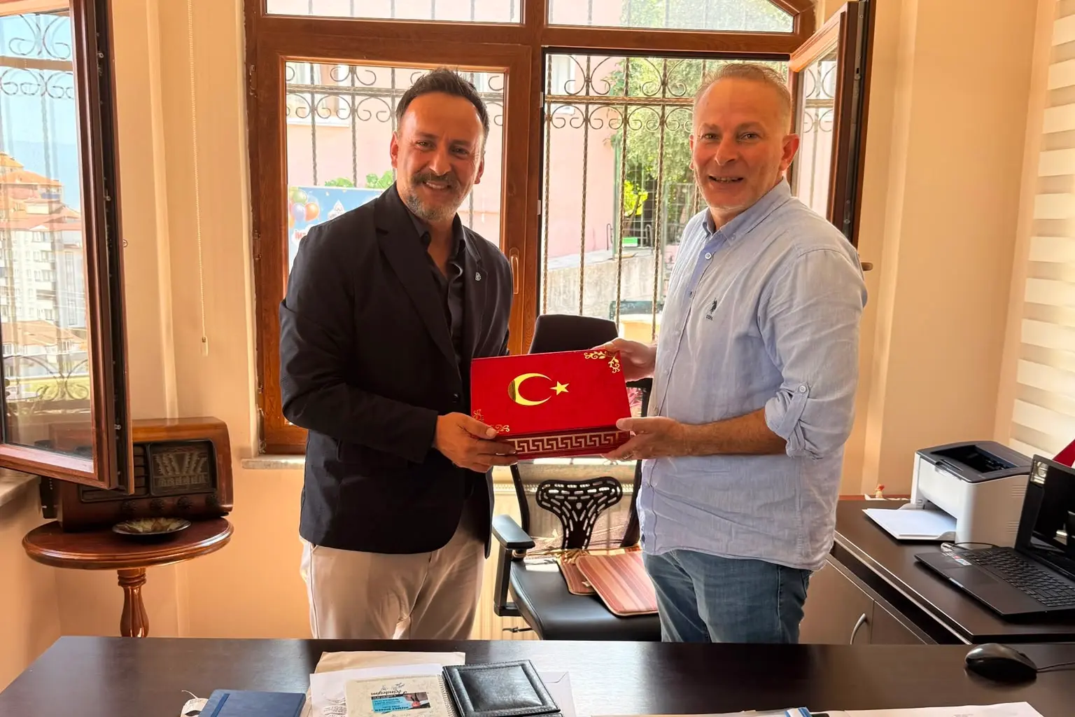İzmit Belediyesi’nden Muhtarlara Doğum Günü Ziyareti