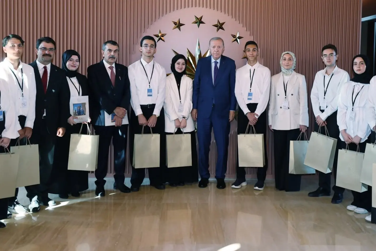 Cumhurbaşkanı Erdoğan, Ahlat Külliyesi'nde Gençlerle Buluştu