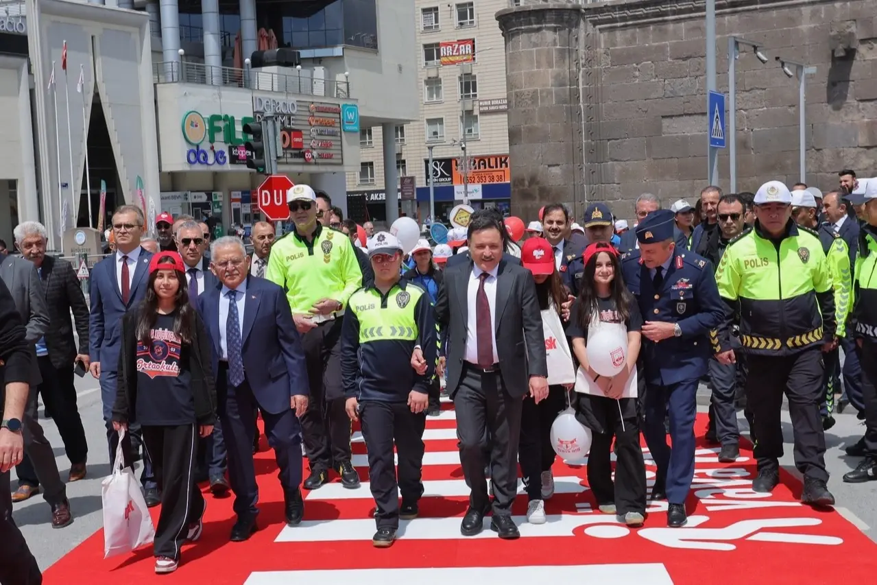 Kayseri’de “Önce Yaya” etkinliği: Trafik bilincine dikkat çekildi