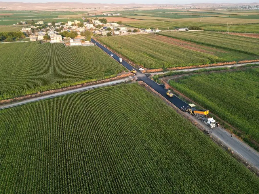 Şanlıurfa Eyyübiye’de Kırsal Mahalleleri Birleştiren Yola Sıcak Asfalt