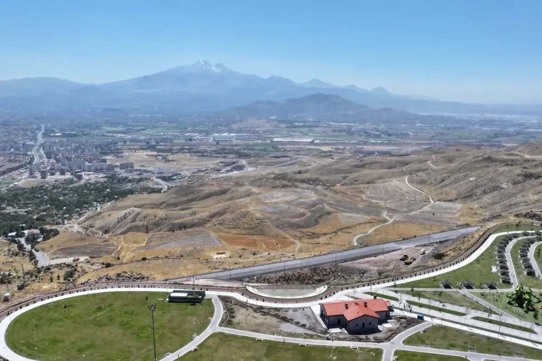 Kayseri’ye Yeni Seyir Noktası: Erkilet Millet Bahçesi’ne Cam Teras Geliyor