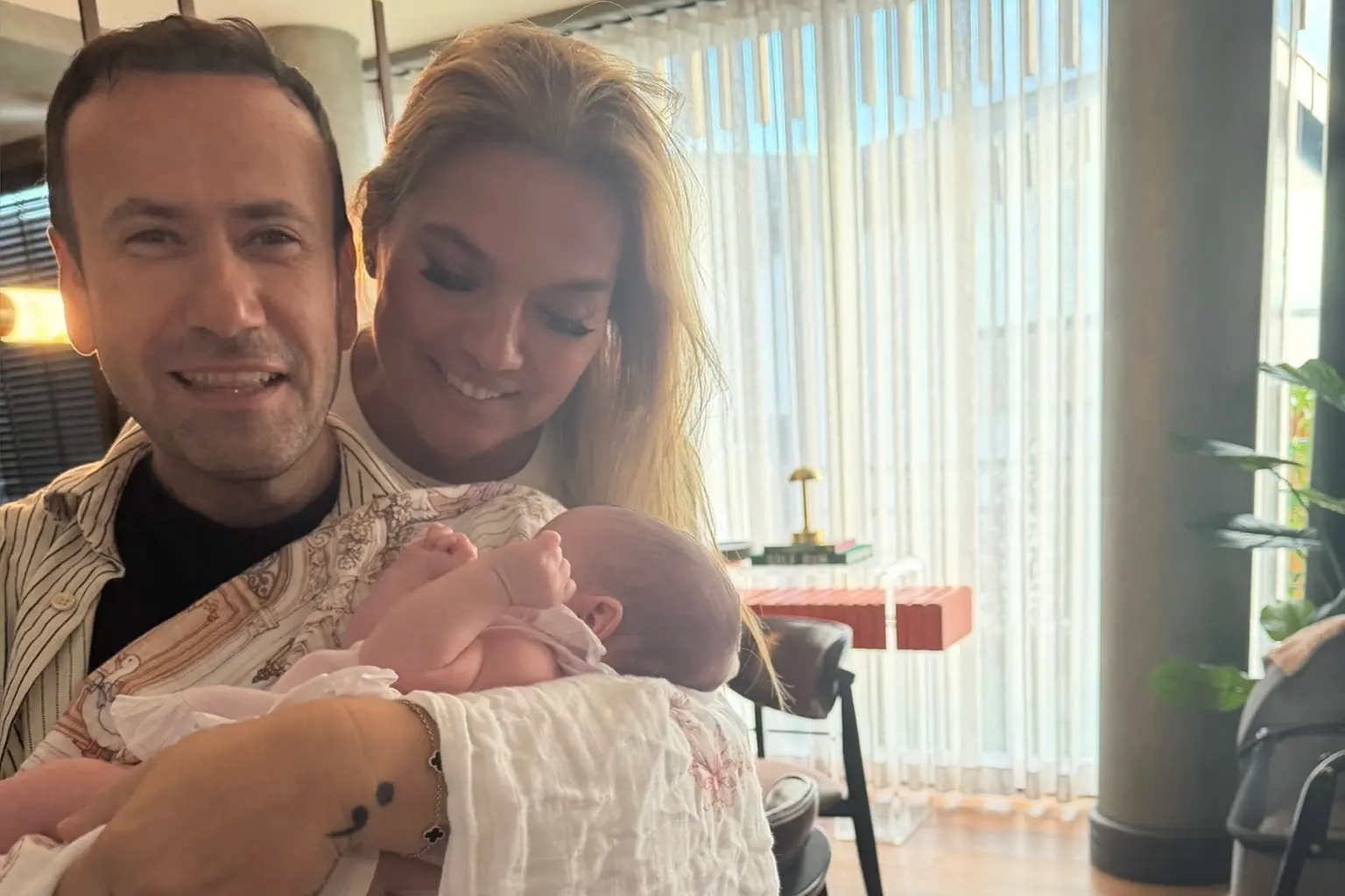 Demet Akalın’dan Berkay ve Özlem Ada Şahin’in Minik Kızı Mihre’ye Ziyaret