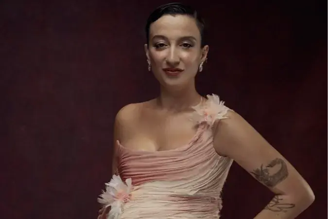 Melike Şahin’in Yeni Şarkısı “Ölmem Ölemem” Müzik Listelerinde Zirveye Oynuyor