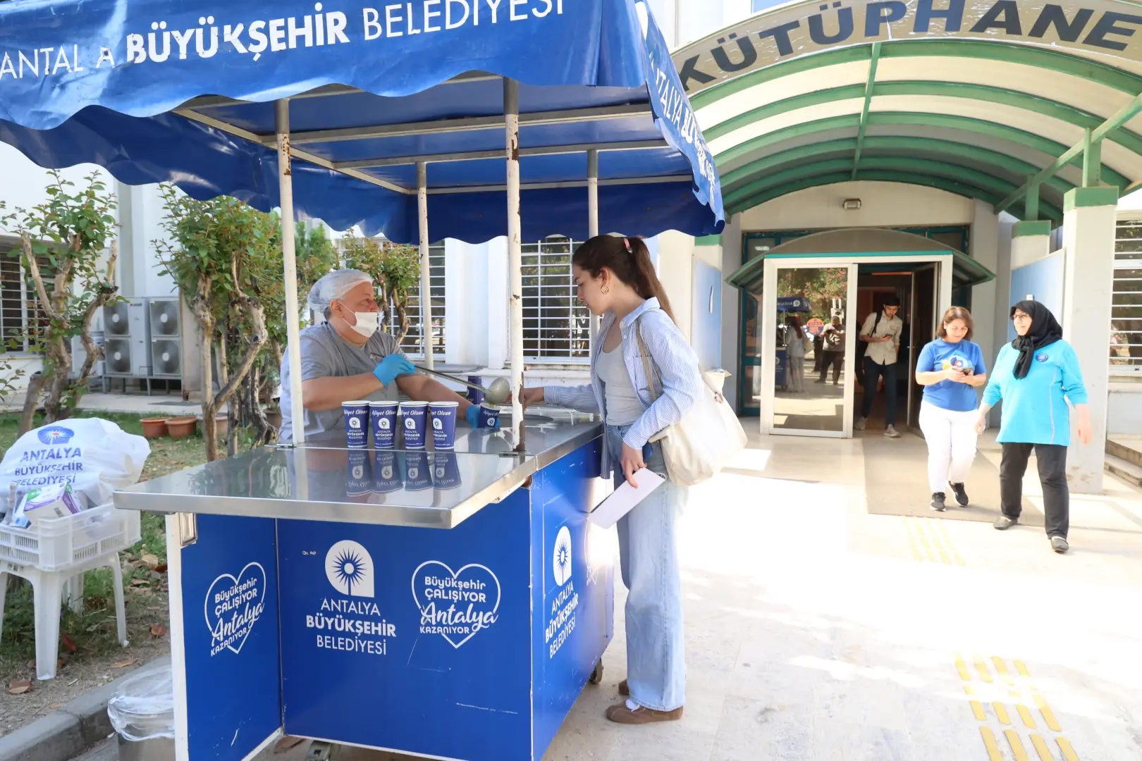 Antalya’da Öğrencilere Sabah Saatlerinde Sıcak Çorba İkramı Devam Ediyor