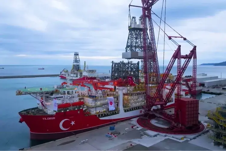 Yıldırım Derin Deniz Sondaj Gemisi Karadeniz’de ilk görevine çıktı