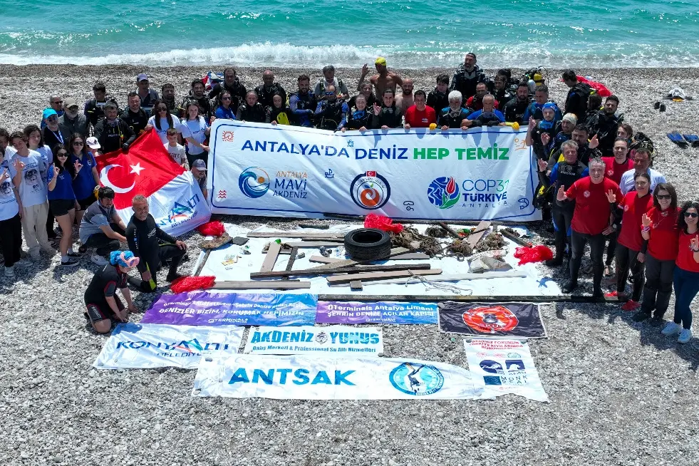 Antalya Sahillerinde 20 Ton Atık Temizliği