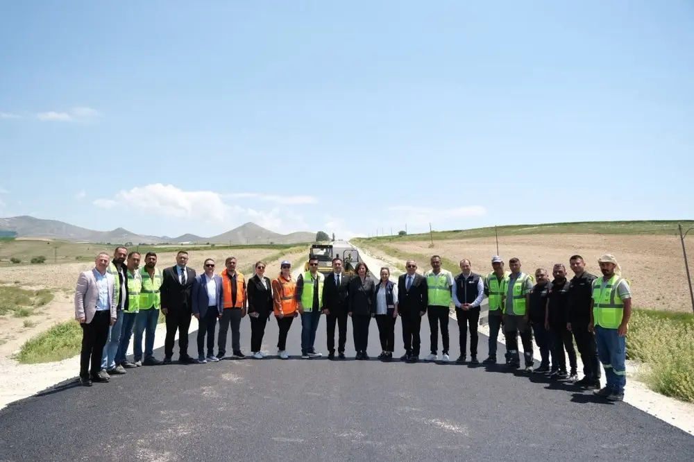 Sivrihisar-Çeltik Yolunda 12 Kilometrelik Asfalt Çalışması