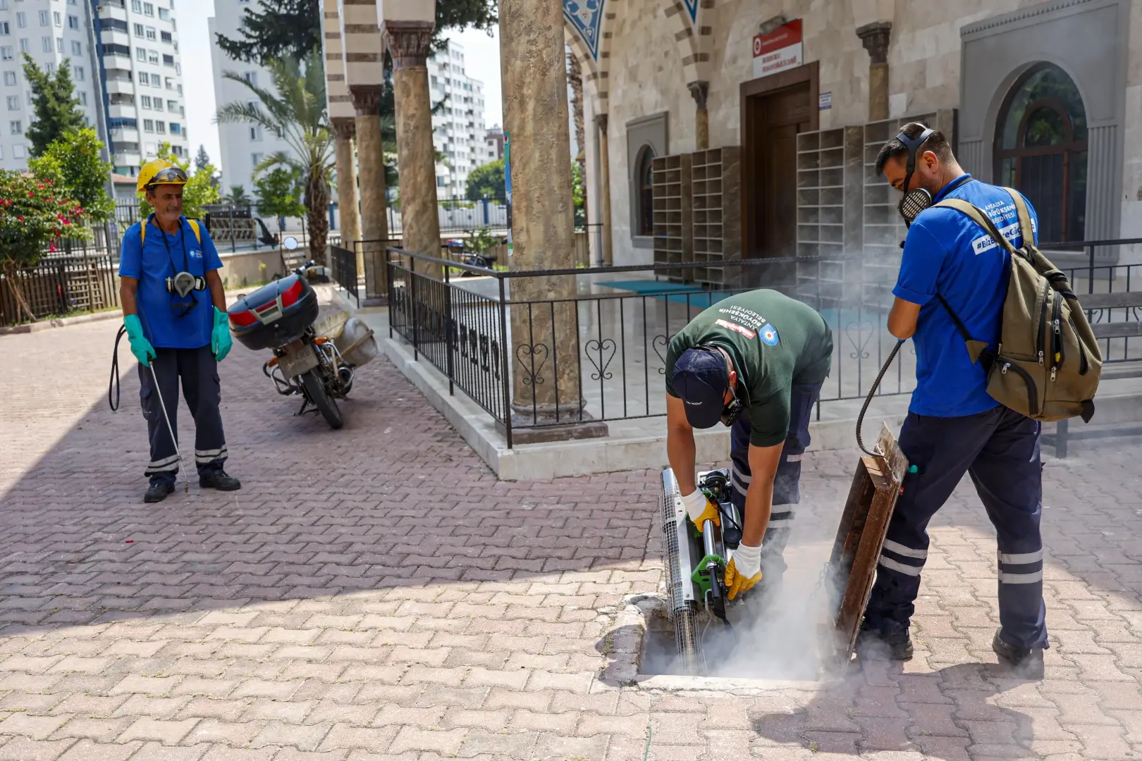 Antalya Büyükşehir’den Kent Genelinde İlaçlama Çalışması