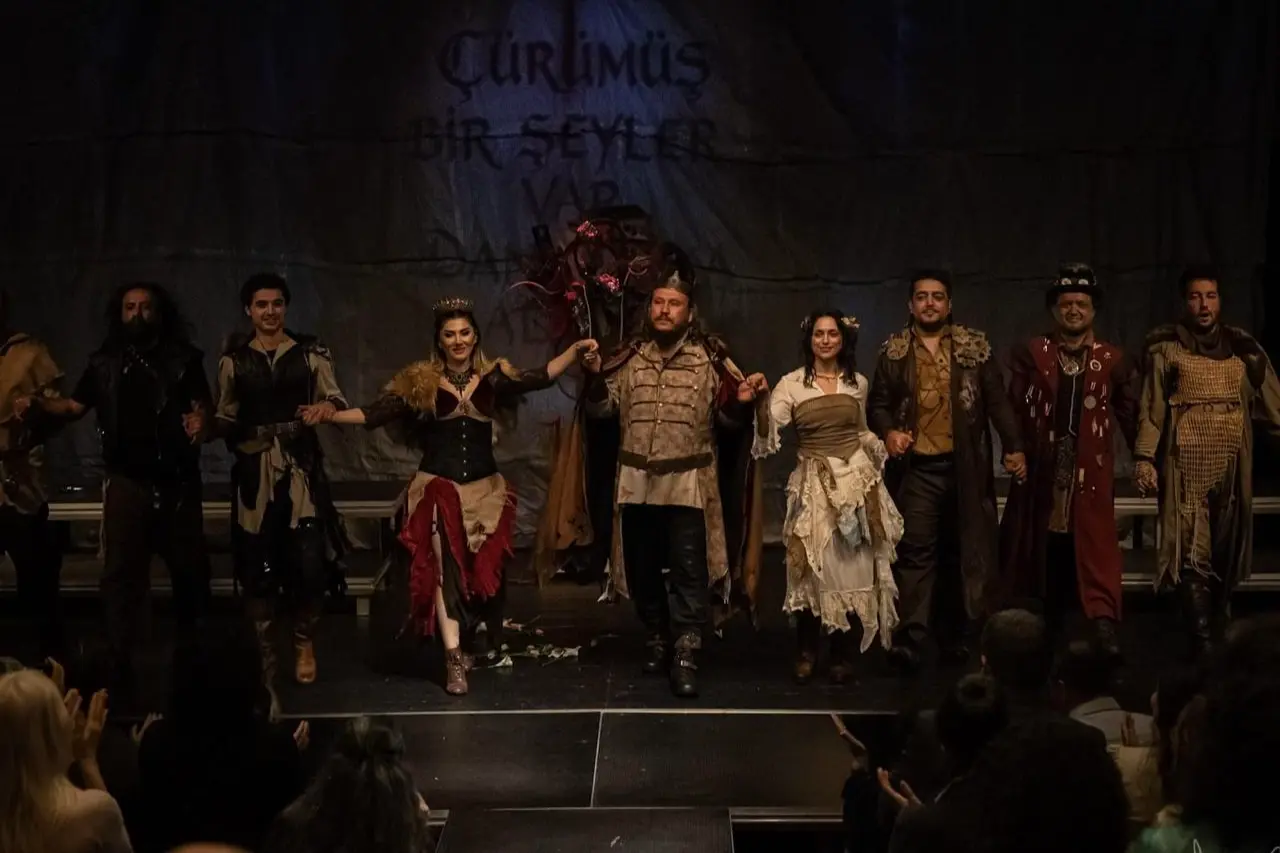 Maltepe Belediye Tiyatrosu “Hamlet” ile Babel Festivali’nde Ayakta Alkışlandı
